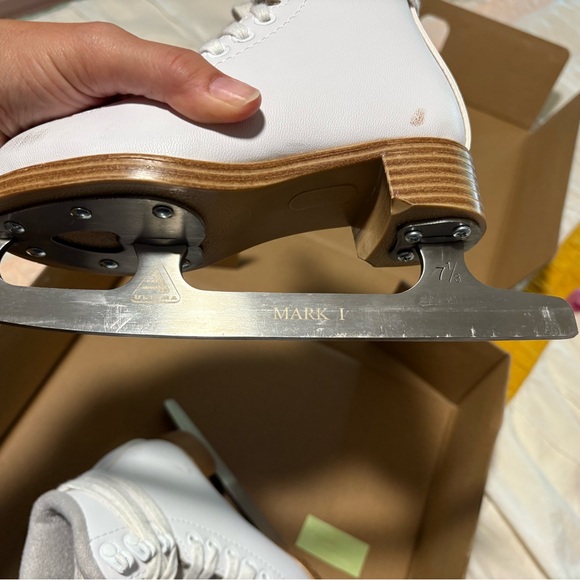 JACKSON 200 Girls’ White Skates with Pink Guards - Picture 5 of 11